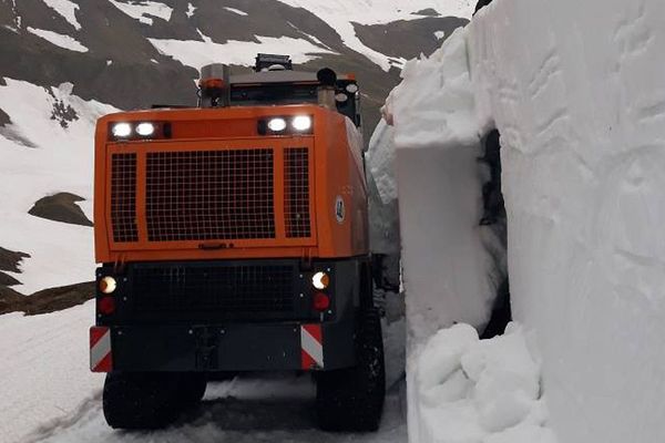 Déneigement du Col de l'Iseran en Savoie. Image d'archive. 