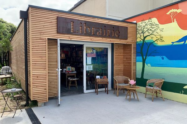 La librairie indépendante "Le Garage Hermétique" a ouvert ses portes le 3 mai à Luc-sur-Mer (Calvados).