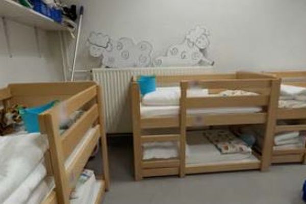 Dans une école maternelle de Marseille, la présence d'amiante a été découverte dans un dortoir, à quelques centimètres des lits où dorment les enfants.