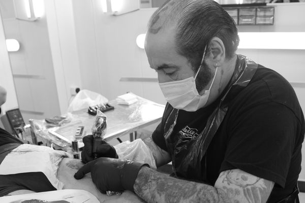 Bop John, dans sa boutique de tatouage de Bourges. 