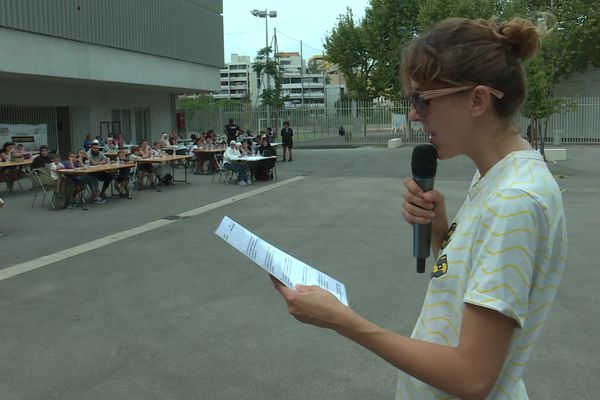 L'humoriste Nicole Ferroni lit la "dictée pour tous" organisée dimanche 1ᵉʳ septembre au collège Joséphine Baker, à Marseille