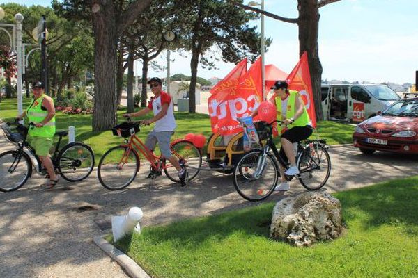 La caravane de la CGT, ici à Royan (17), pour aller à la rencontre des travailleurs saisonniers.