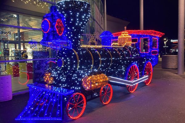 Dans ce centre commercial de Riom, près de Clermont-Ferrand, une locomotive de 7 m de long rappelle la magie de Noël.