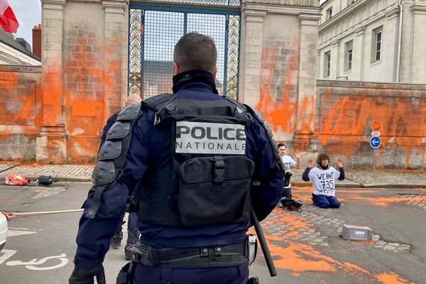 des militants de Dernière Rénovation interpellent le gouvernement face à l'urgence climatique