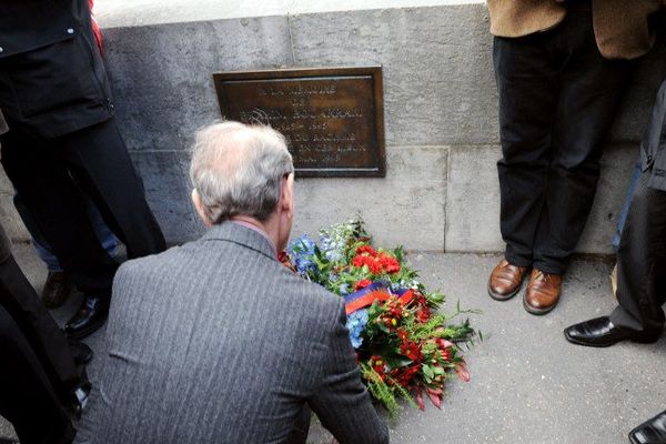 En 2008, Bertrand Delanoë, alors maire de Paris, avait déposé une gerbe de fleurs devant la plaque qui rend hommage à Brahim Bouarram, mort noyé après avoir été poussé par un militant du Front National le 1er mai 1995. 