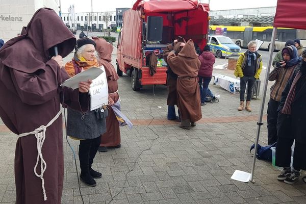 Accompagné d'une dizaine de soutiens, le parvis du tribunal s'est transformé en lieu festif improvisé.