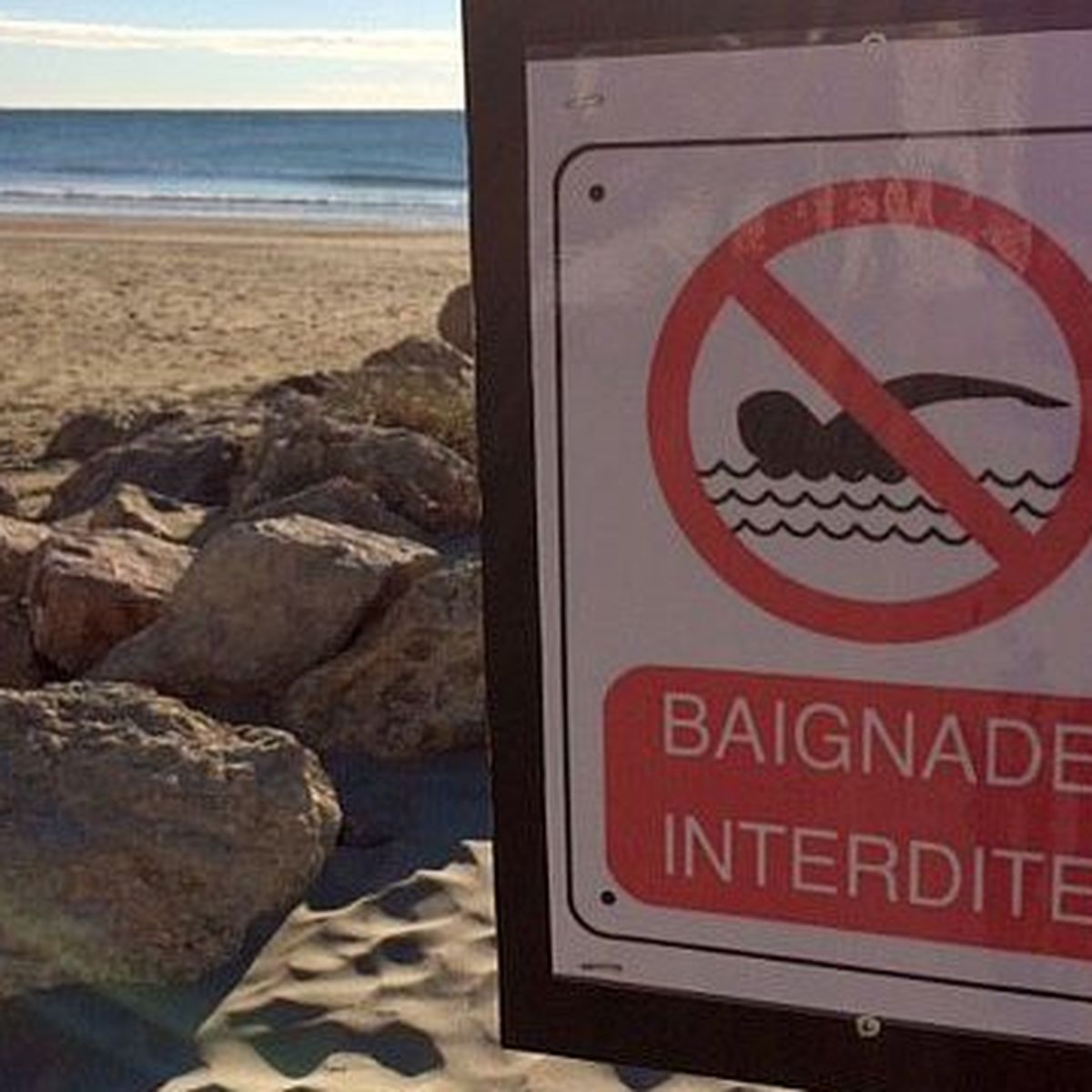 Baignade Interdite Sur La Plage De L Hotel De Ville A Palavas Les Flots Dans L Herault