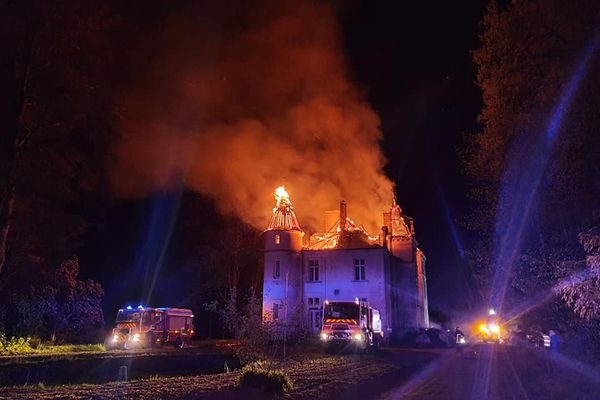 Le sinistre a entièrement ravagé la toiture du chateau, malgré l'intervention rapide et massive des sapeurs-pompiers.