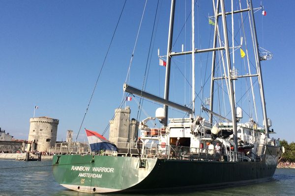 Le Rainbow Warrior est arrivé à La Rochelle ce vendredi.