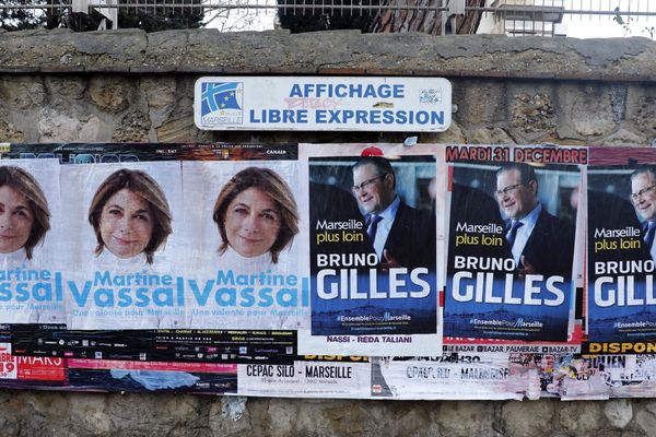 Les affiches à Marseille de Bruno Gilles et Martine Vassal.