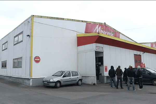 Salariés rassemblés devant la conserverie Minerve, à Quéven (56).