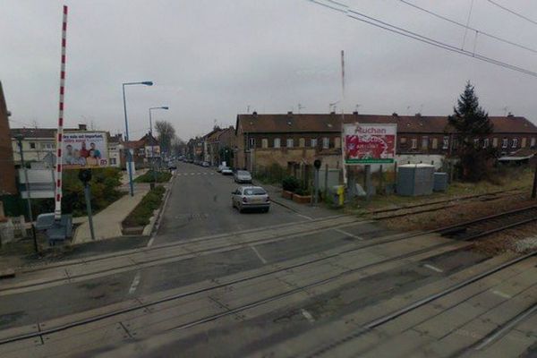 Le jeune homme s'est jeté sous un train au niveau de la voie ferrée, en plein centre-ville, rue Jules Lebleu à Armentières.