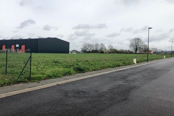 Sur ce site de la commune de Baugy (Saône-et-Loire), 3 lots d'une surface totale de 6500 mètres carrés sont disponibles. 2 groupes de supermarchés concurrents se disputent l'emplacement.