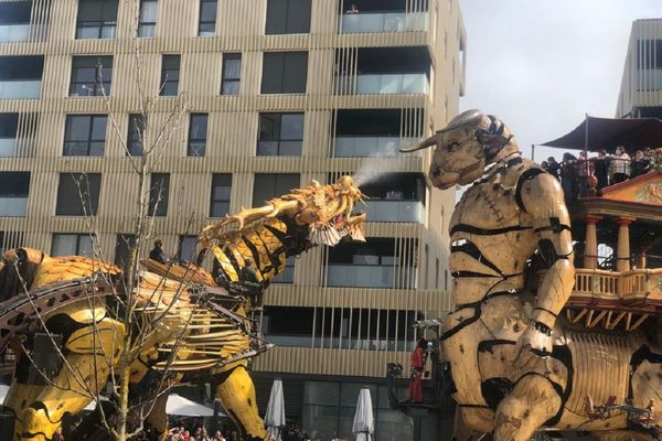 Long Ma, le cheval-dragon en déambulation avec le Minotaure. Les deux créations de la compagnie La Machine.