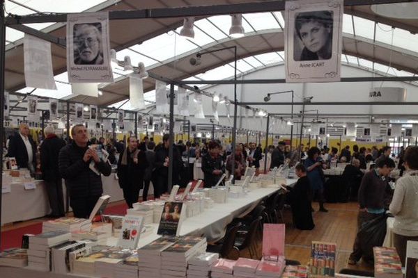 Les premiers visiteurs de Lire à Limoges ce samedi attendent l'arrivée de "leur" auteur et font du "repérage".