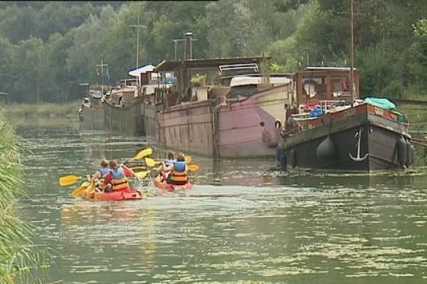 Avanne-Aveney : péniches et canoë cohabitent sur le Doubs