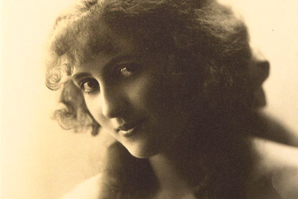 Agnès Souret, originaire du village d'Espelette dans les Pyrénées-Atlantiques, est âgée de 20 ans quand elle participe à la première élection de Miss France en 1920.