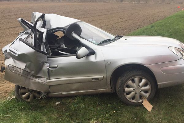 L'accident implique une voiture et un poids lourd.