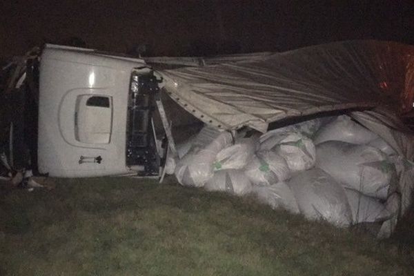 Le camion d'engrais s'est couché sous le choc