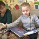 Faire la lecture à un animal de compagnie peut permettre aux enfants de gagner en confiance, le 18 décembre 2024, à Meuzac (Haute-Vienne).