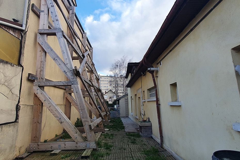 neighbor of a house that threatens to collapse, a resident of Saint-André-les-Vergers lives in fear