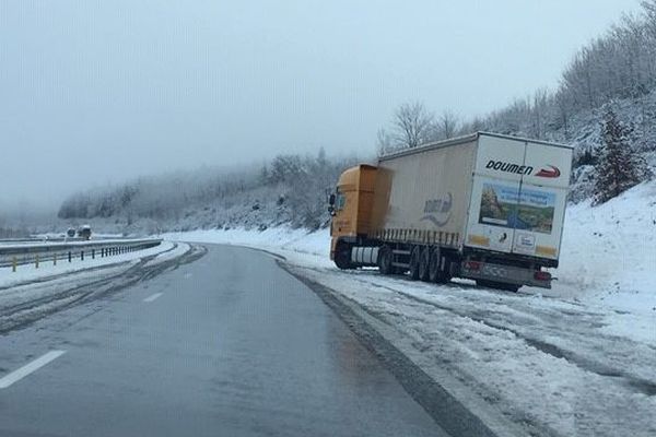 Sur l'A89, un camion surpris par la neige subitement tombée ce lundi matin...