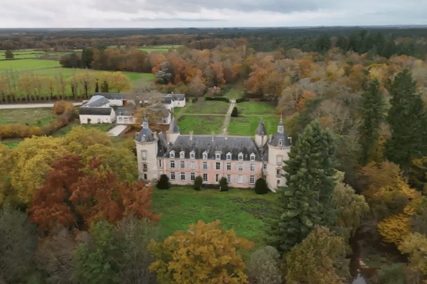 Le château de Rère près Salbris et ses dépendances en arrière plan