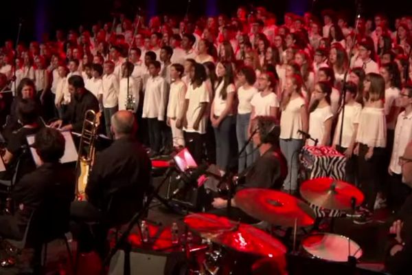 1100 collégiens et lycéens accompagnés d'un orchestre symphonique rock