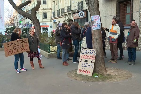 VIDEO. Une classe de sixième en moins, professeurs et parents manifestent devant le collège