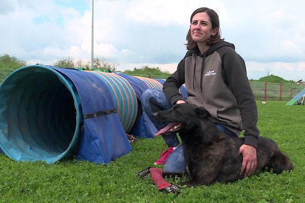 Marine Tapon et son chien Terra.