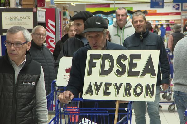 Les producteurs de lait ont mené une nouvelle action ce vendredi 3 novembre dans une grande surface rprès de Rodez.