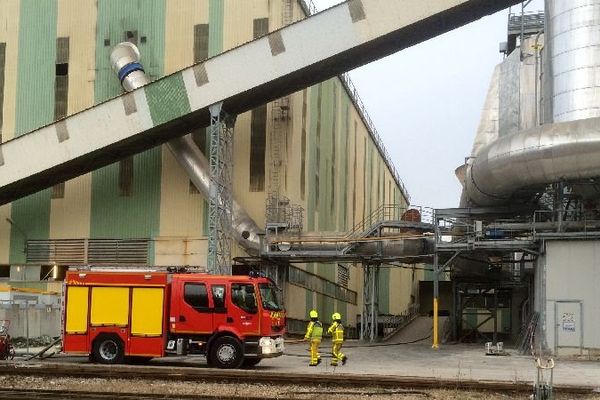 Une fuite s’est déclarée sur un four de la verrerie Verallia, à Chalon-sur-Saône, en Saône-et-Loire, samedi 13 décembre 2014.