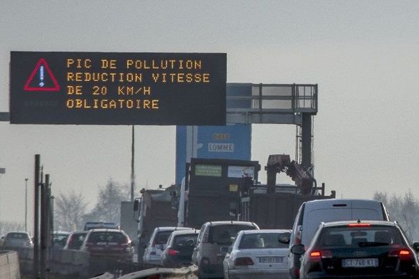 La vitesse maximale autorisée est réduite de 20 km/heure sur certains axes autoroutiers en raison d'un pic de pollution aux particules fines