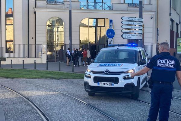 Les policiers ont fait évacuer le lycée Benjamin Franklin à Orléans et interrompu la circulation sur la rue Eugène-Vignat