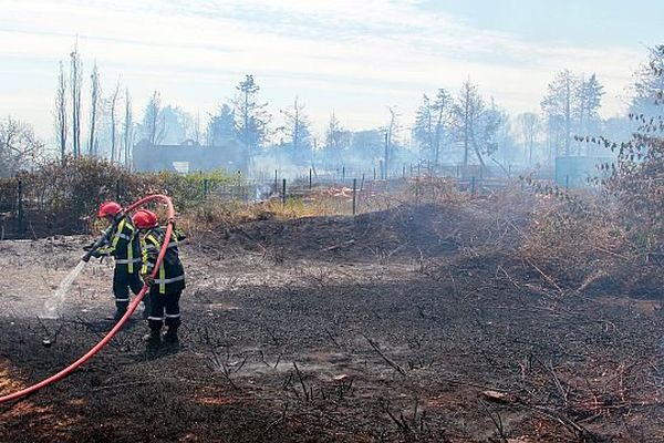 Garons (Gard) - les pompiers interviennent sur un feu de broussailles - 29 juillet 2015.