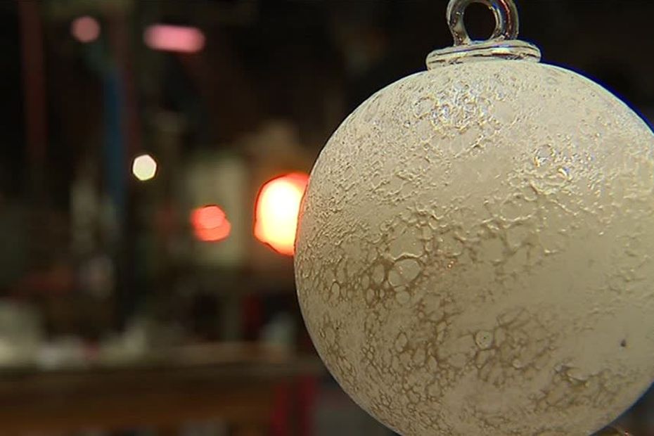 Découvrez la magie de la fabrication des boules de Noël à la verrerie de La Rochère