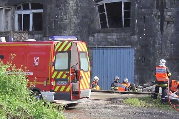 Le véhicule, une Citroën Xzara, a fait une chute de 15 mètres depuis les remparts d'Avesnes-sur-Helpe 