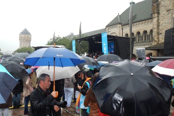 Difficile pour les quelques deux cents personnes du public d'apercevoir le Premier ministre avec les parapluies des invités...