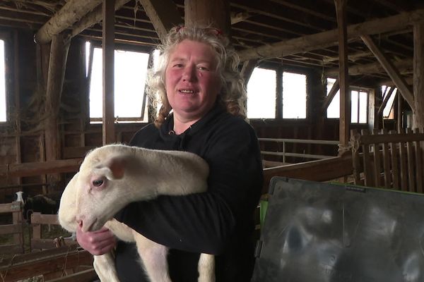 Au centre des Amanins, Christelle est éleveuse de brebis et fromagère. Tout ce qu'elle produit est consommé uniquement à la ferme pendant les repas.