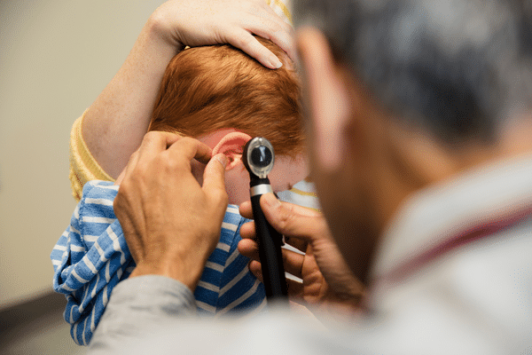 Il n'est pas toujours simple pour les parents de savoir si l'état de santé de leur enfant nécessite un simple appel au médecin de famille ou un déplacement aux urgences.