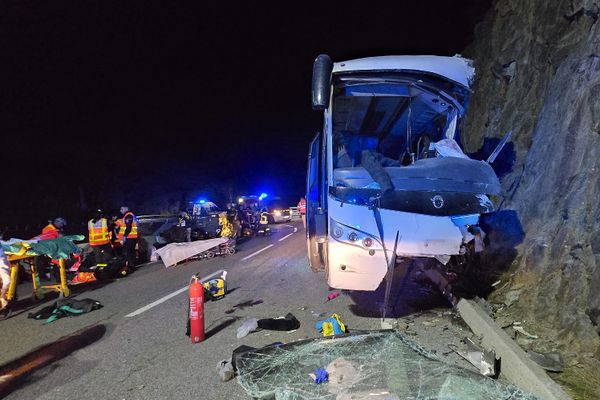 Porté-Puymorens (Pyrénées-Orientales) - un accident de car a fait 2 morts et 41 blessés sur une route de montagne en percutant la falaise - 1er décembre 2024.