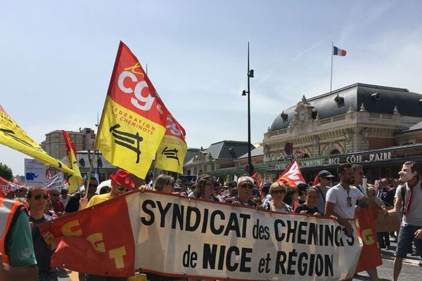 Les cheminots parmi la marée populaire devant la gare en début de cortège.