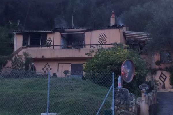 La maison a été entièrement détruite par le feu près de Menton.