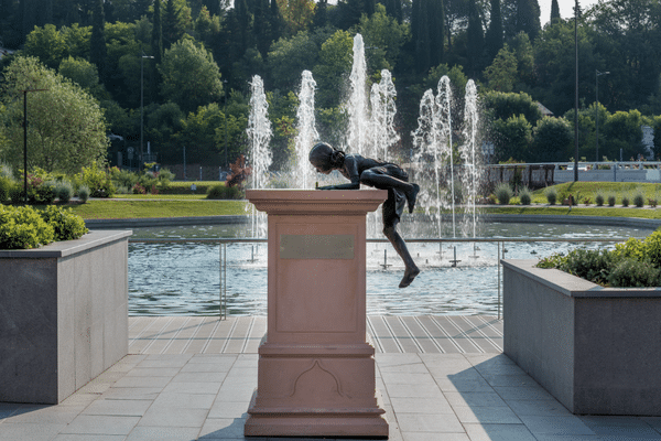 L’installation (Place publique d’intérieur) du plasticien Philippe Ramette.