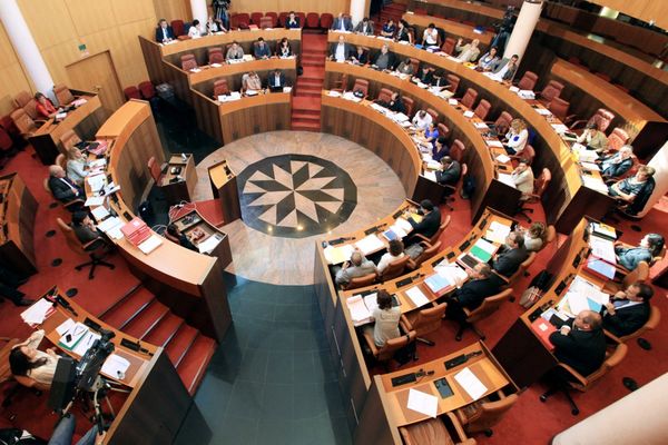 L'Assemblée de Corse a organisé sa première session en août 1982.