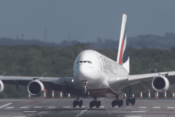 Un Airbus A380 d'Emirates a été secoué ce jeudi 5 octobre par la tempête Xavier à l'approche de l'aéroport de Düsseldorf en Allemagne.