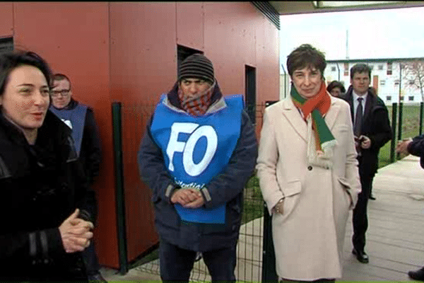 Isabelle Gorce (à gauche), directrice de l'administration pénitentiaire à son arrivé à la prison de Condé-sur-Sarthe ce lundi