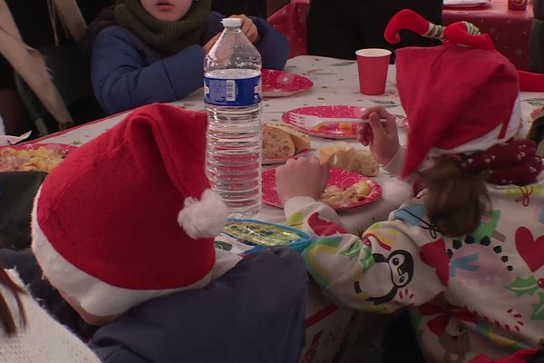 Sous la tente chauffée, installée dans la cour du centre maternel de Beauvais, une cinquantaine d'enfants et leurs éducateurs partagent un repas.