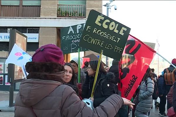 Manifestation devant l'hôtel de ville pendant le conseil municipal