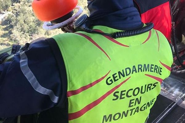 Les secours en montagne sont intervenus pour venir en aide à un individu essayant de rejoindre la frontière espagnole, il a été hélitreuillé - avril 2020